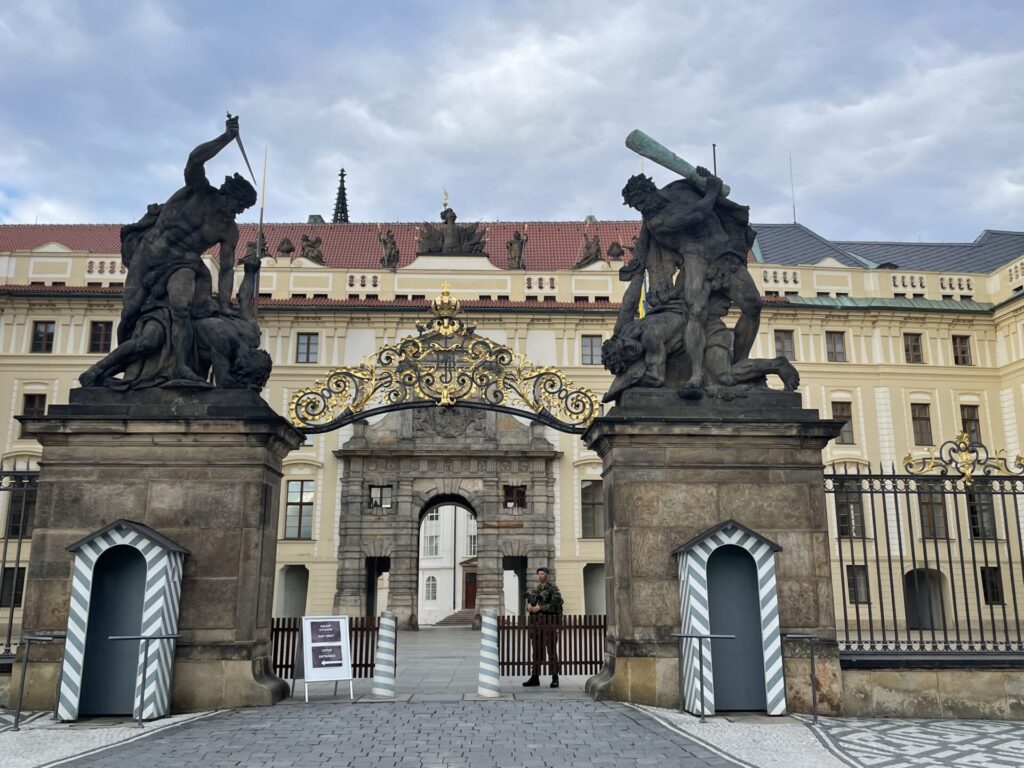 プラハ城の入り口