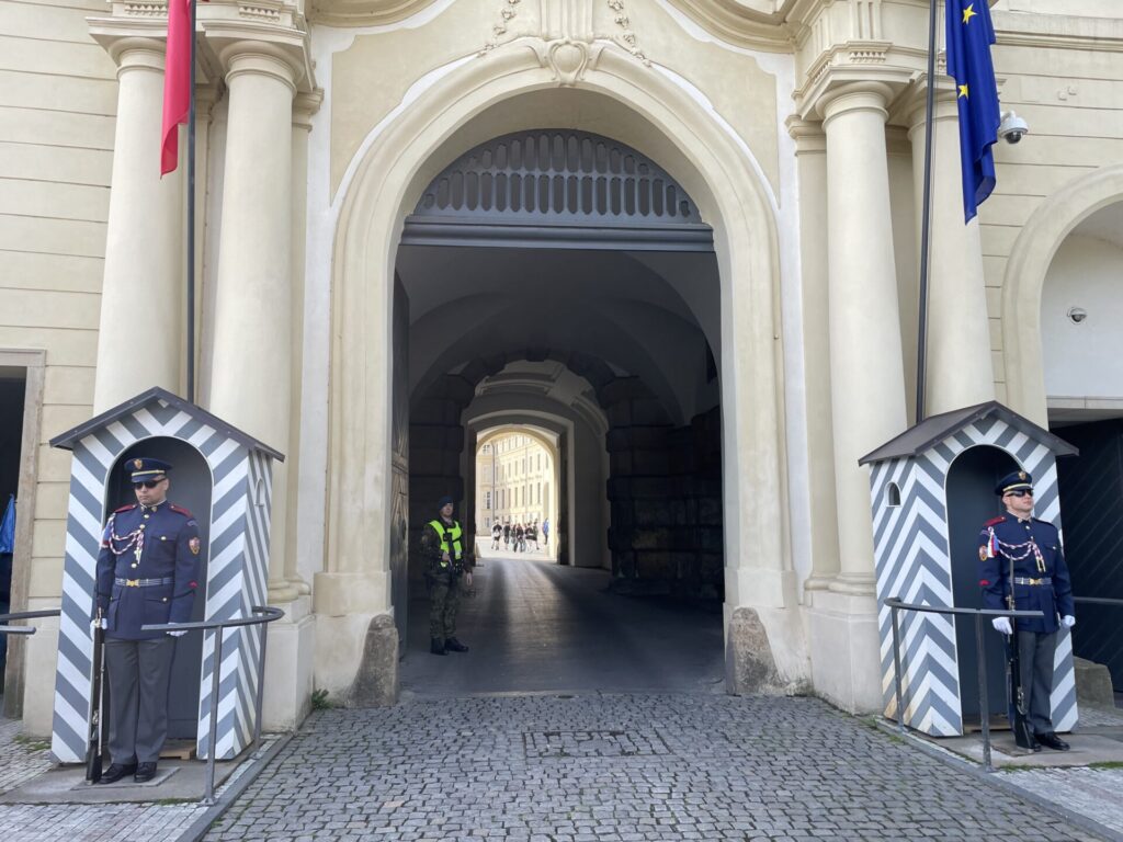 プラハ城の門
