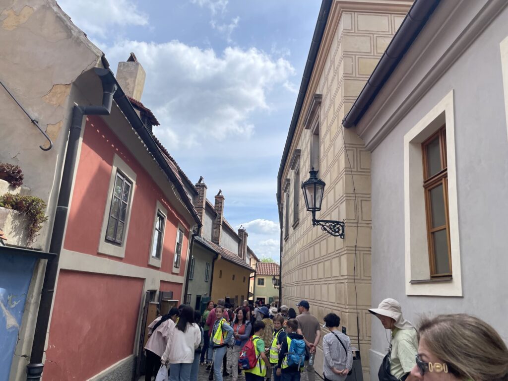 プラハ城内　人が多い黄金の小路の通り