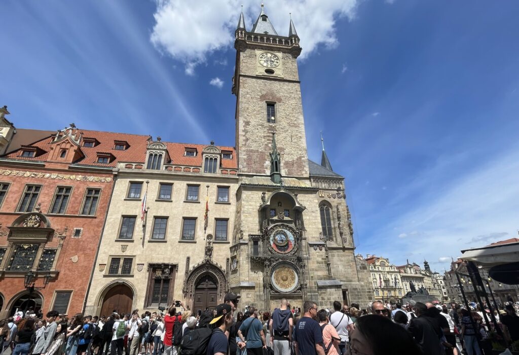 プラハ　旧市庁舎の天文時計の前に集まる観光客